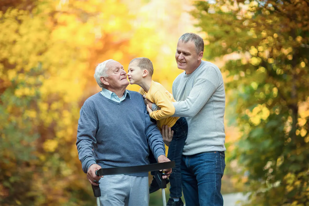 Alzheimer, Senior mit Rollator und Familie bei Waldspaziergang,  Störung des Gehirns, unheilbar
