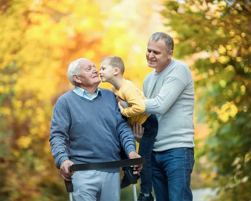 Alzheimer, Senior mit Rollator und Familie bei Waldspaziergang,  Störung des Gehirns, unheilbar