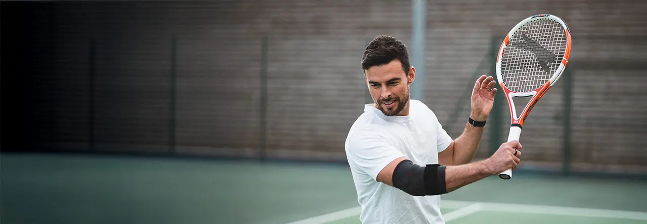 Mann bei Tennis mit Enovis Bandage