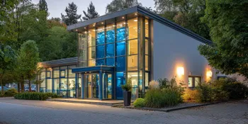 Sanitätshaus, Unternehmen, Gebäude, Außenfassade, blaue Tür, Fensterfront