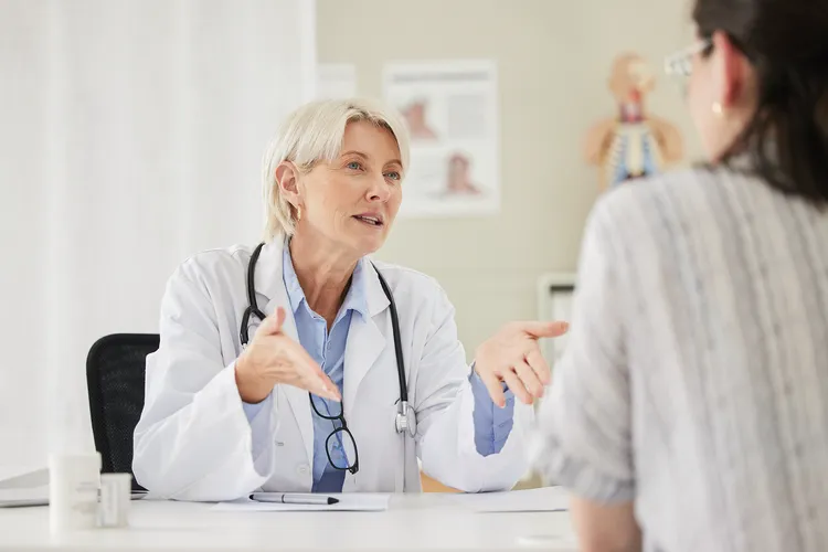Stuhlinkontinenz, Frau im Arztgespräch, Darm entleert sich von selbst