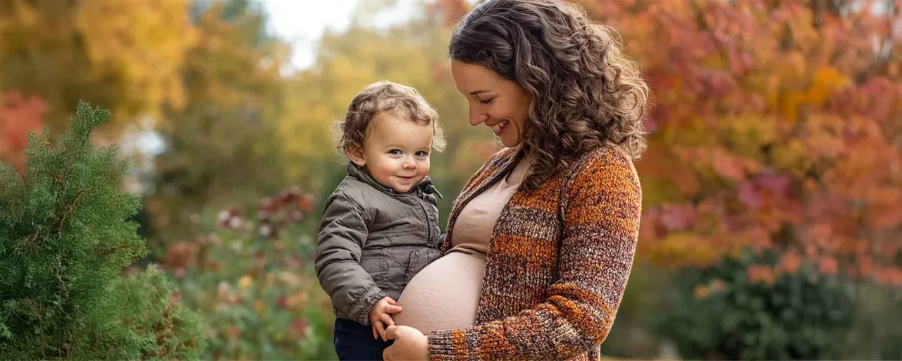 Joviva Lymphdrainage Schwangerschaft Schwangere Frau Mit Kleinkind Im Park 1920x768