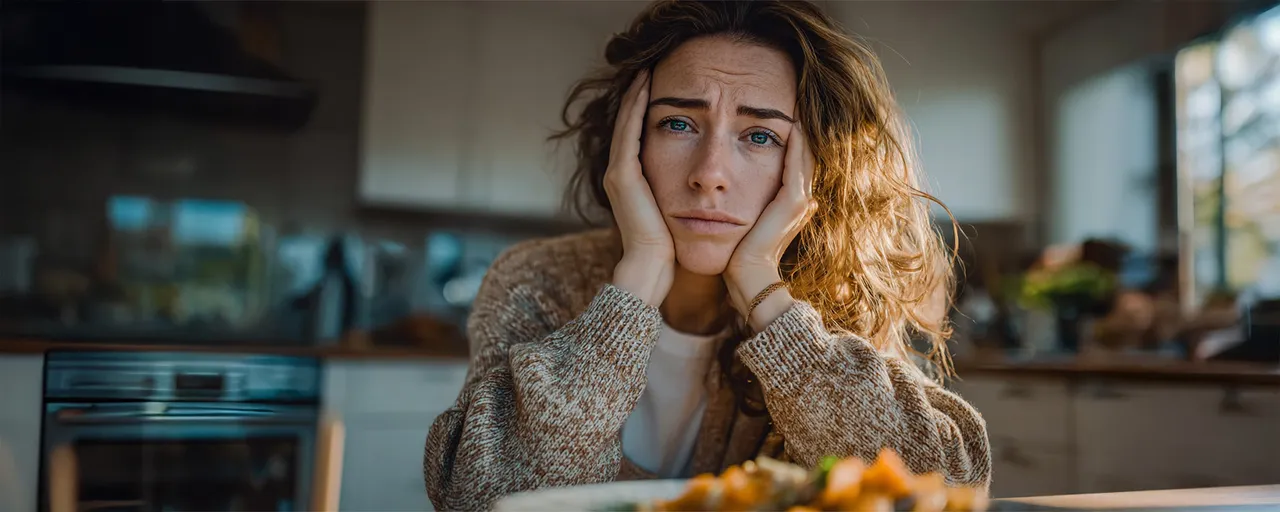 Joviva Polyphagie Person Sitzt Besorgt Und Hungrig An Einem Kuchentisch Vor Ihr Steht Unberuhrtes Essen 1920x768