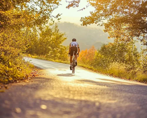 Mann in Sportkleidung mit Schmerzen im Gesäß fährt Fahrrad auf Straße, Bäume an der Seite