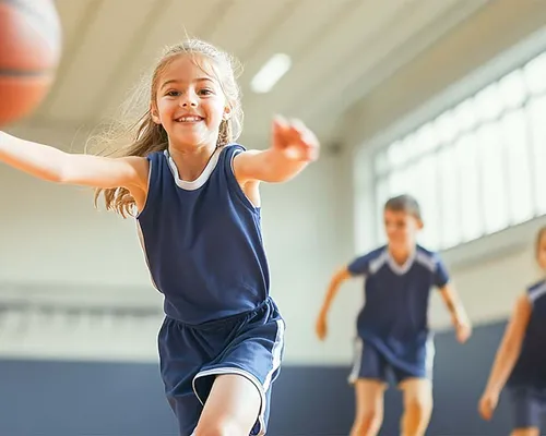 Kind mit Hüftdysplasie, spielt Basketball mit anderen Kindern, läuft hinter Ball her