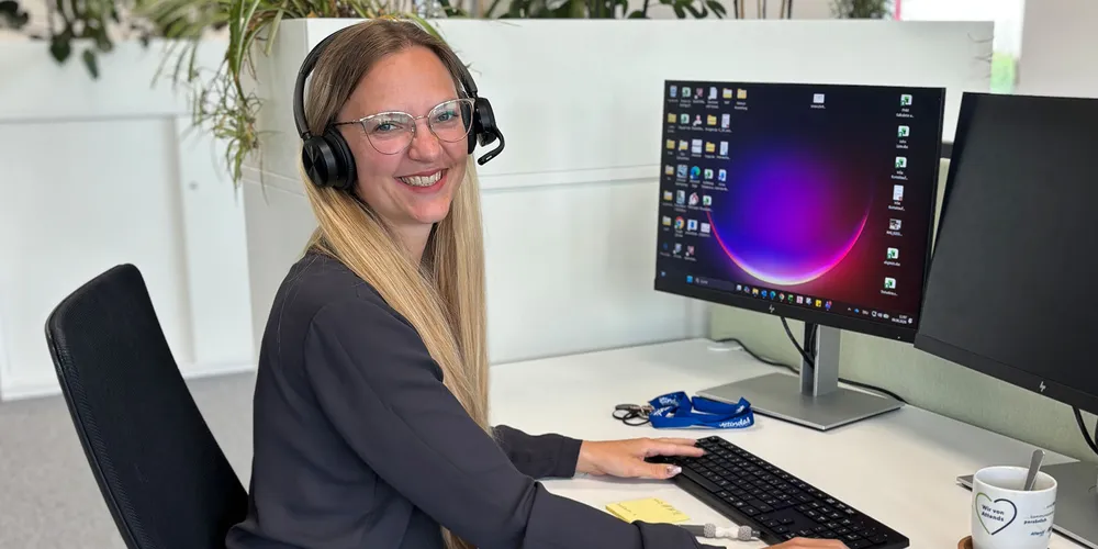Beratung Inkontinenzversorgung, Frau sitzt am PC, telefoniert mit Headset