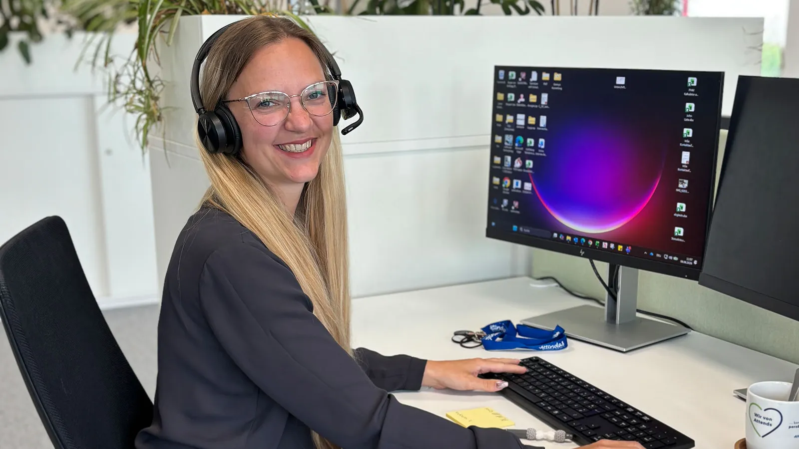 Beratung Inkontinenzversorgung, Frau sitzt am PC, telefoniert mit Headset
