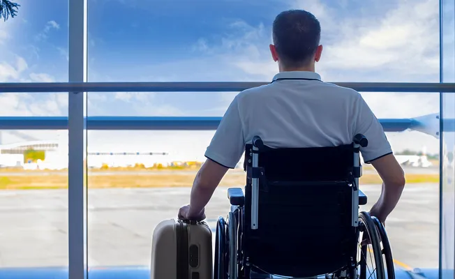 Uhc Reise Transport Rollstuhl Easy Gt Comfort Begleiterbremse Mann Mit Rollstuhl Am Flughafen 1920x960