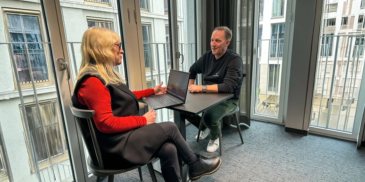 Ralf Leupers beschreibt mir die Vorteile des Pixel.