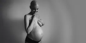 Katrin Wolter, Influencerin, Krebserkrankung, mit Schwangerschaftsbauch, Chemotherapie in der Schwangerschaft, Schwarz-Weiß-Foto, lächelt, schaut nach unten