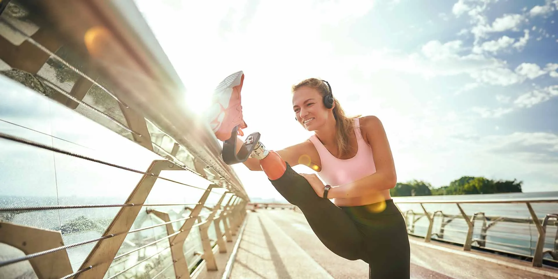 Joviva Junge Frau Mit Beinprothese Dehnt Sich Nach Sport 1920x960