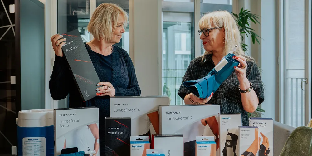 Produktinfotag Enovis, Frau zeigt Produkte von Enovis, Bandagen, Orthesen, Kältetherapie