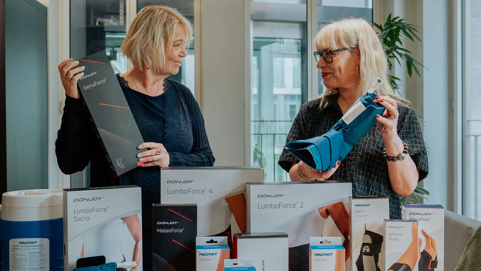 Produktinfotag Enovis, Frau zeigt Produkte von Enovis, Bandagen, Orthesen, Kältetherapie