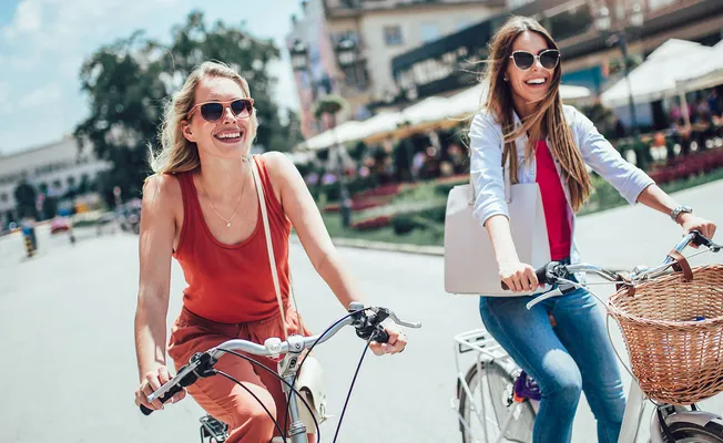 Tzmo Inkontinenzeinlagen Seni Lady Slim Normal Diskret Dünn Zwei Junge Fraün Fahren Fahrrad 1920x960