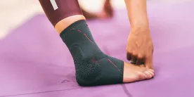 Fuß Nahaufnahme mit Enovis Sprunggelenkbandage MalleoForce Donjoy