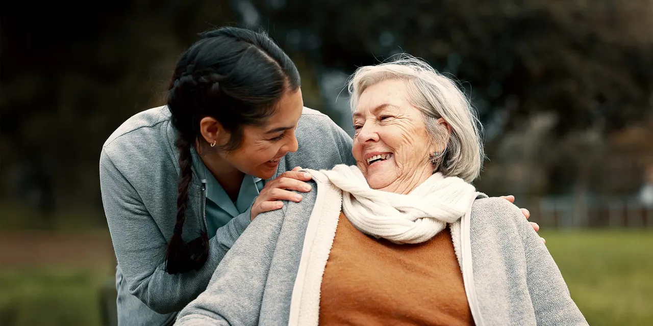 Joviva Pflege Pflegegrad Junge Frau Umarmt Ältere Frau 1920x960