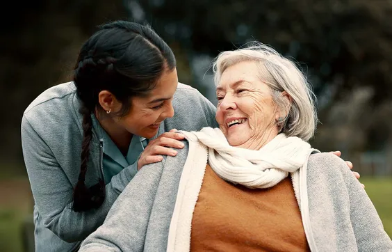 Joviva Pflege Pflegegrad Junge Frau Umarmt Ältere Frau 1920x960
