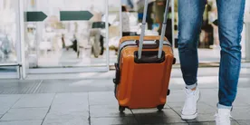 Beine von Mann mit Medi Kompressionsstrümpfen am Flughafen
