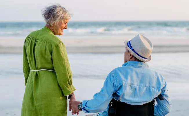 Uhc Reise Transport Rollstuhl Easy Gt Comfort Begleiterbremse Mann Im Rollstuhl Am Strand 1920x960