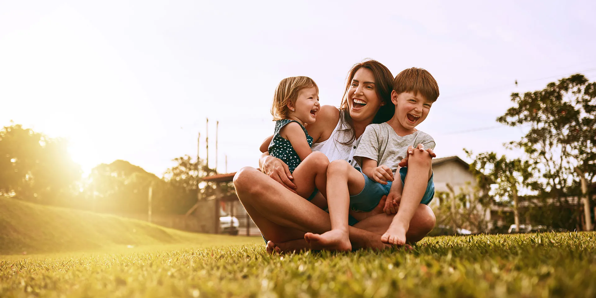 Frau mit zwei Kindern mit TZMO Inkontinenzeinlagen Seni Lady Slim