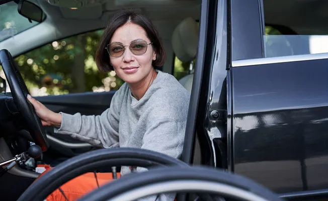 Uhc Reise Transport Rollstuhl Easy Gt Comfort Begleiterbremse Frau Verstaut Rollstuhl Zusammenklappbar In Auto 1920x960