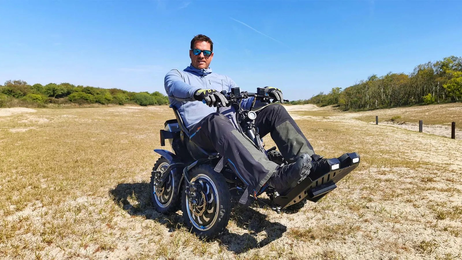 Mann im Rollstuhl auf einer Naturlandschaft