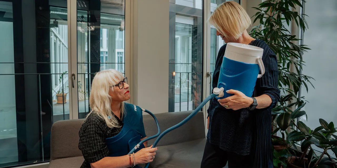 Produktinfotag Enovis, Aircast Cryo Caff, Kältetherapie, Frau trägt Schulterbandage