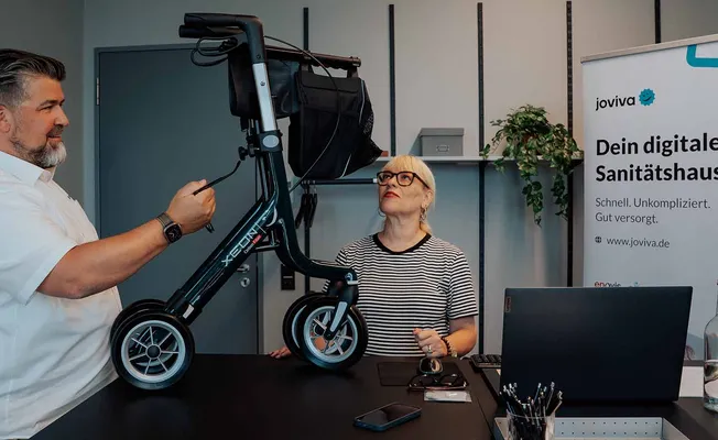 Heiko Hoppenberg Rehasense, Karin Pütz joviva, im Gespräch, schauen XEON Rollator an