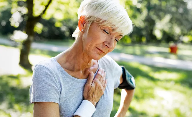 Bort Geradehalter Sport Rucksackprinzip Haltungskorrektur Frau Mit Schmerzen Brustwirbelsäule 1920x960