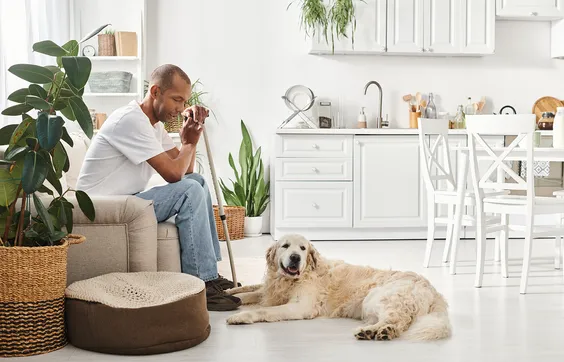 Muskelschwäche, Mann auf Sofa mit Stock, Gangunsicherheit