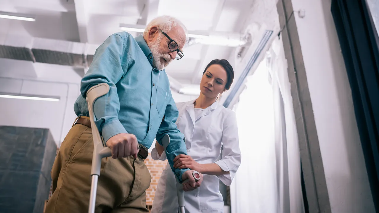 Orthesen Bein Amputiert Krücken Header 2720x620