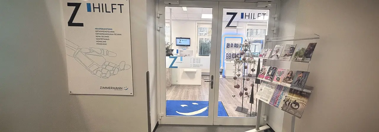 Eingangstür des Sanitätshauses Zimmermann im Ärztehaus Thiemestraße