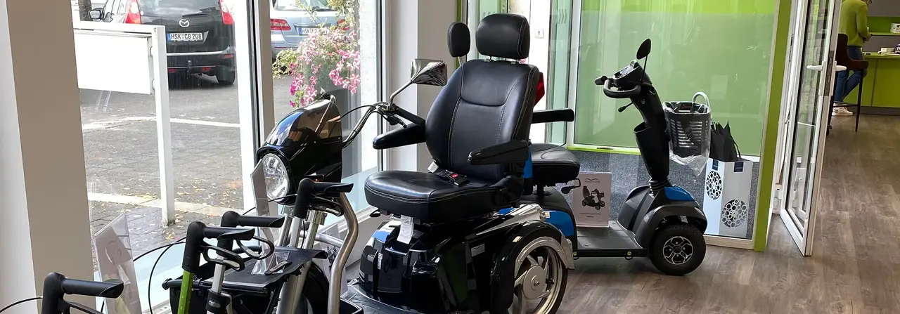 MCS Sanitätshaus, Olsberg, Innenbereich mit Rollatoren, E-Mobil und elektrischem Rollstuhl