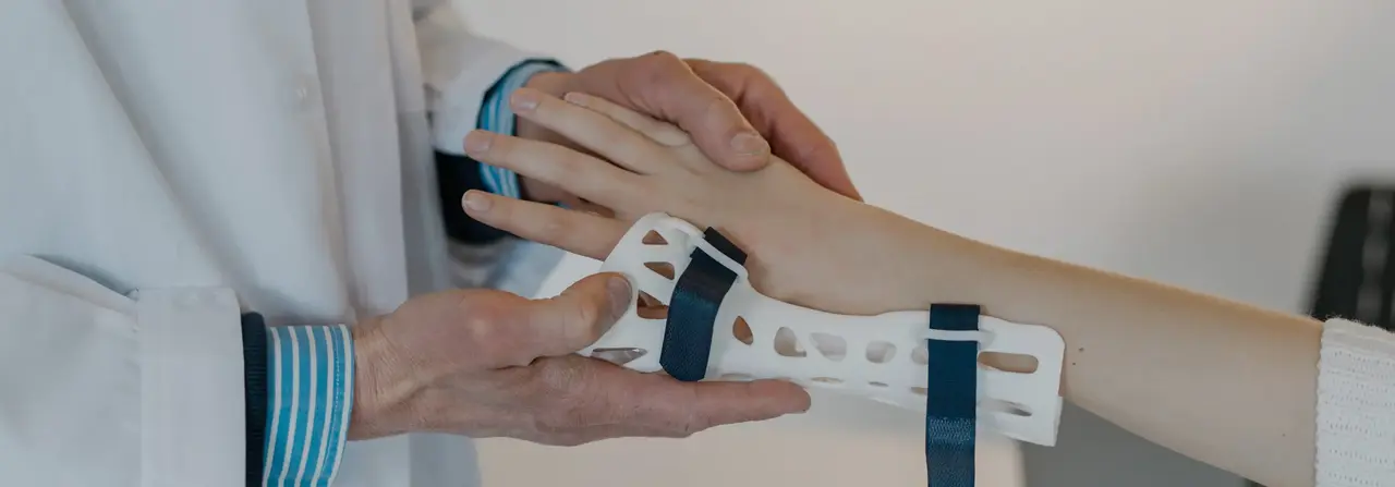 Sanitätshaus Knecht Orthopädietechnik GmbH, Nürtingen, Themenbild  Frau bekommt Daumenorthese