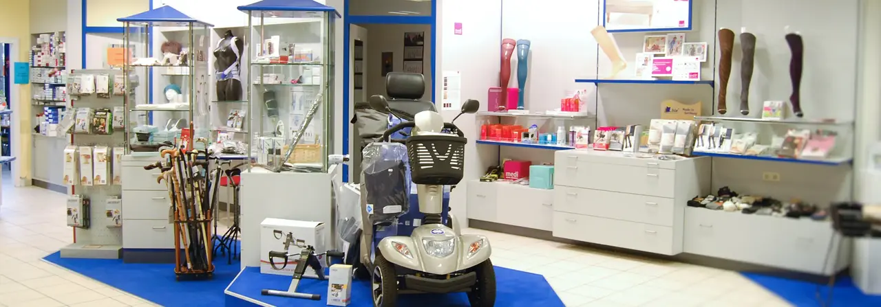 Sanitätshaus Rolli-Team GmbH, Hoyerswerda, Verkaufsraum mit diversen Hilfsmitteln