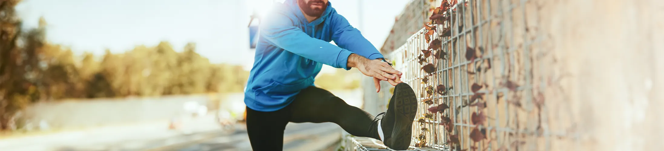 Morbus Ledderhose, Jogger dehnt Fußsohle, Verdickungen Fußsohle, Schmerzen