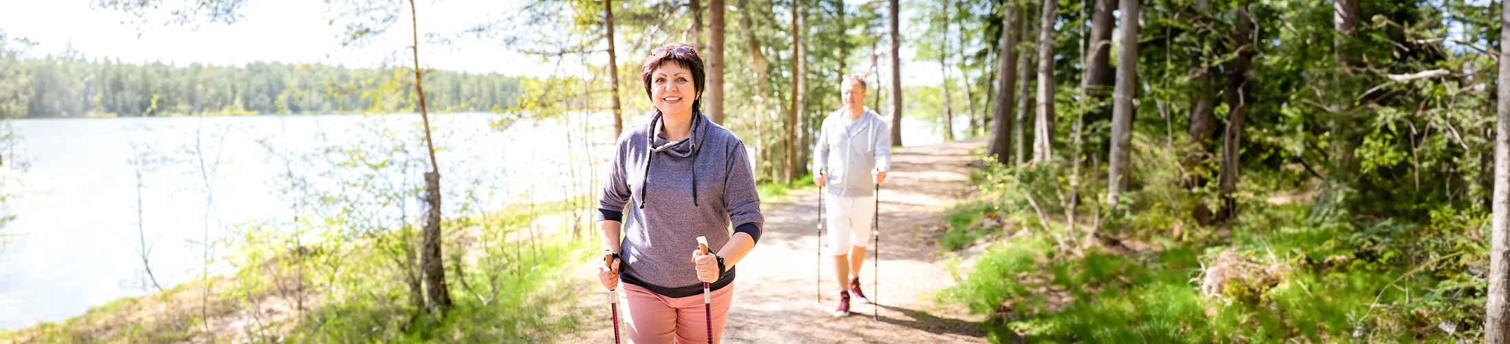 Sehnenscheidenentzündung, Paar mit Laufstöcken, Überlastung