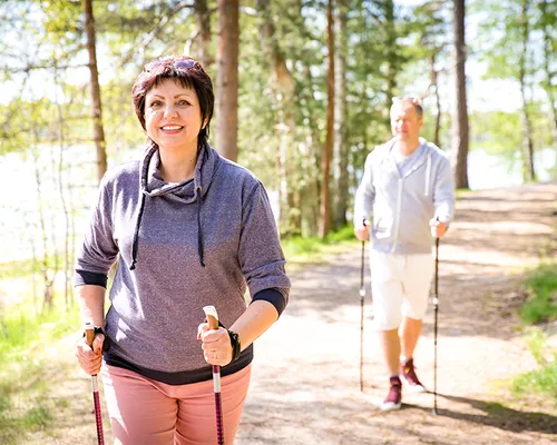 Sehnenscheidenentzündung, Paar mit Laufstöcken, Überlastung