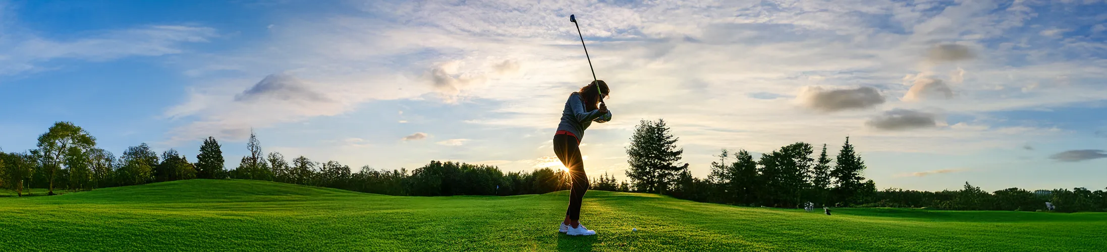 Golferarm, Frau auf Golfplatz, einseitige und starke Belastung, Schmerzen