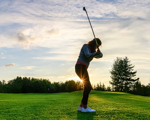 Golferarm, Frau auf Golfplatz, einseitige und starke Belastung, Schmerzen