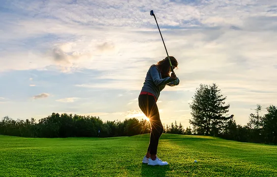 Golferarm, Frau auf Golfplatz, einseitige und starke Belastung, Schmerzen