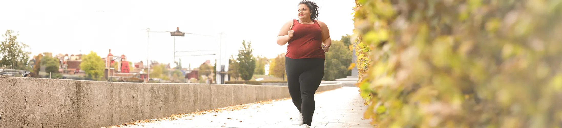 Kompressionsstrümpfe bei Frau, übergewichtige Frau joggt, flachgestrickte Strümpfe, weiches Gewebe