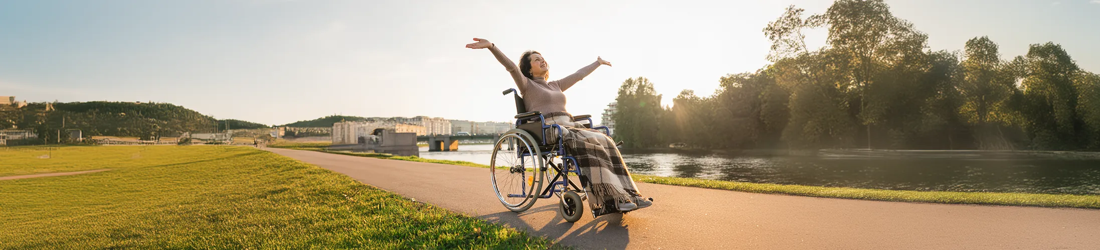 Querschnittslähmung, Frau im Rollstuhl genießt die Natur, Selbständigkeit, Mobilität