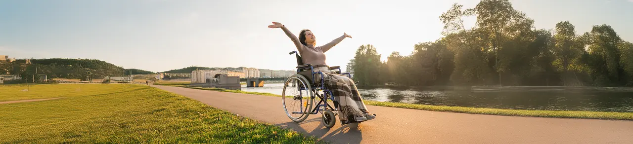 Querschnittslähmung, Frau im Rollstuhl genießt die Natur, Selbständigkeit, Mobilität