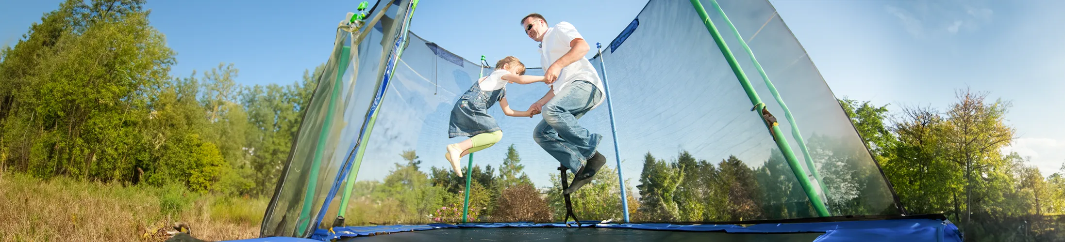 Sprunggelenk stabilisieren, Vater und Kind auf Trampolin, Übungen, Tapen, Bandage