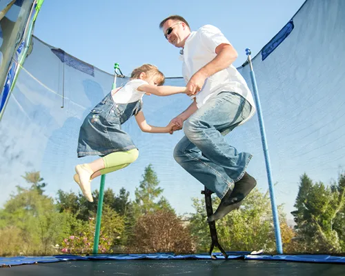 Sprunggelenk stabilisieren, Vater und Kind auf Trampolin, Übungen, Tapen, Bandage