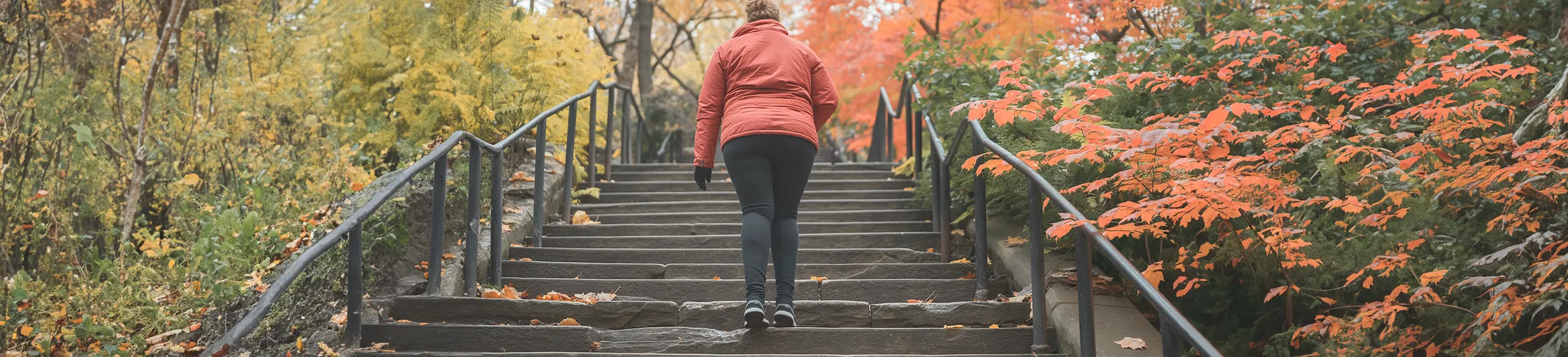 Liposuktion, Frau mit Lipödem steigt Treppe hoch, Option Fettabsaugung