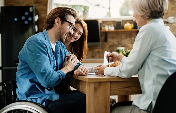Rollstuhl für die Wohnung, Beratung mit Sanitätshausmitarbeiterin, Unabhängigkeit