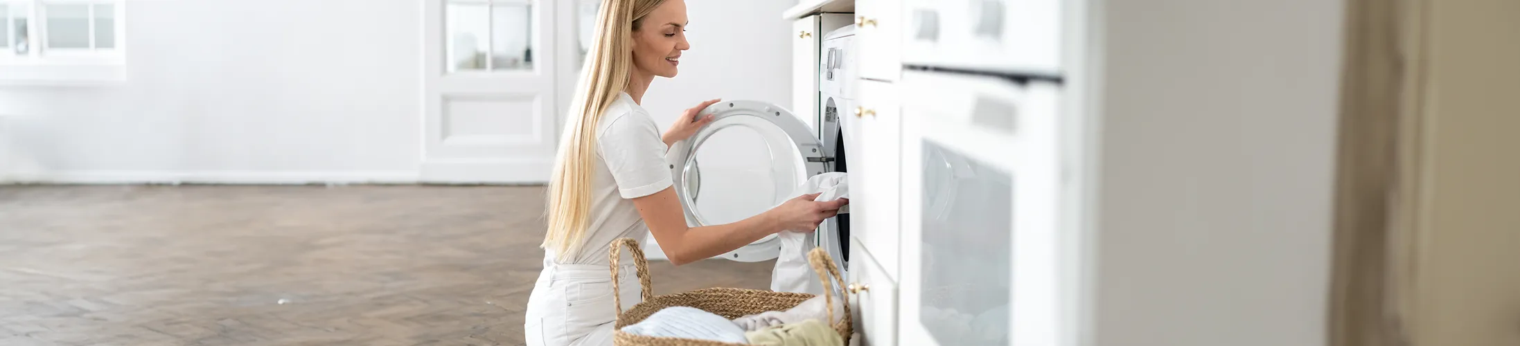 Kompressionsstrümpfe, Frau kniet vor Waschmaschine, separat waschen, 30 bis 40 Grad