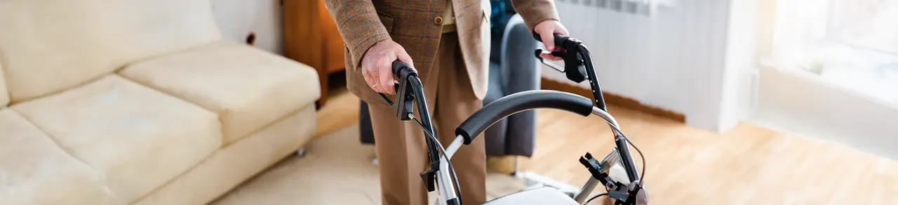 Pflegegrad 4, Betroffener zuhause mit Rollator, schwerste Beeinträchtigung der Selbständigkeit
